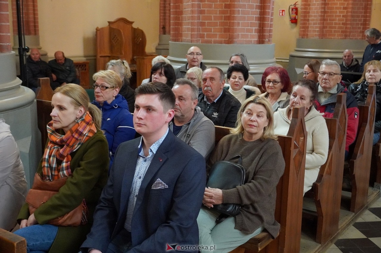 Zespół Mazowsze w Rzekuniu: Koncert pieśni sakralnych, ludowych i patriotycznych 10.05.2024] - zdjęcie #69 - eOstroleka.pl