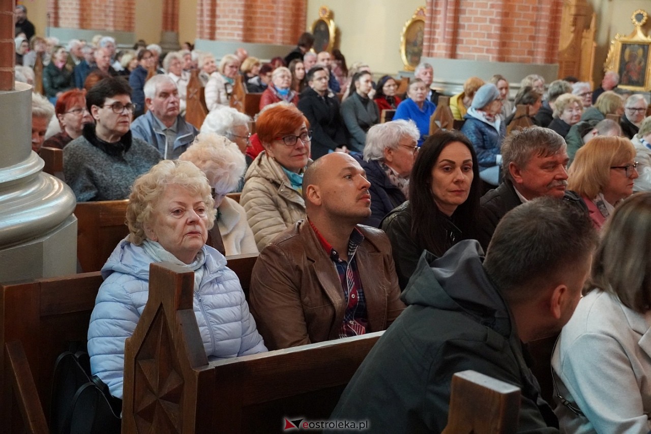 Zespół Mazowsze w Rzekuniu: Koncert pieśni sakralnych, ludowych i patriotycznych 10.05.2024] - zdjęcie #67 - eOstroleka.pl