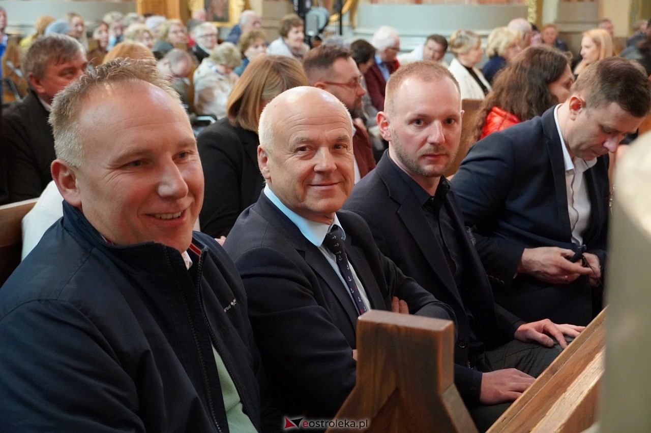 Zespół Mazowsze w Rzekuniu: Koncert pieśni sakralnych, ludowych i patriotycznych 10.05.2024] - zdjęcie #66 - eOstroleka.pl