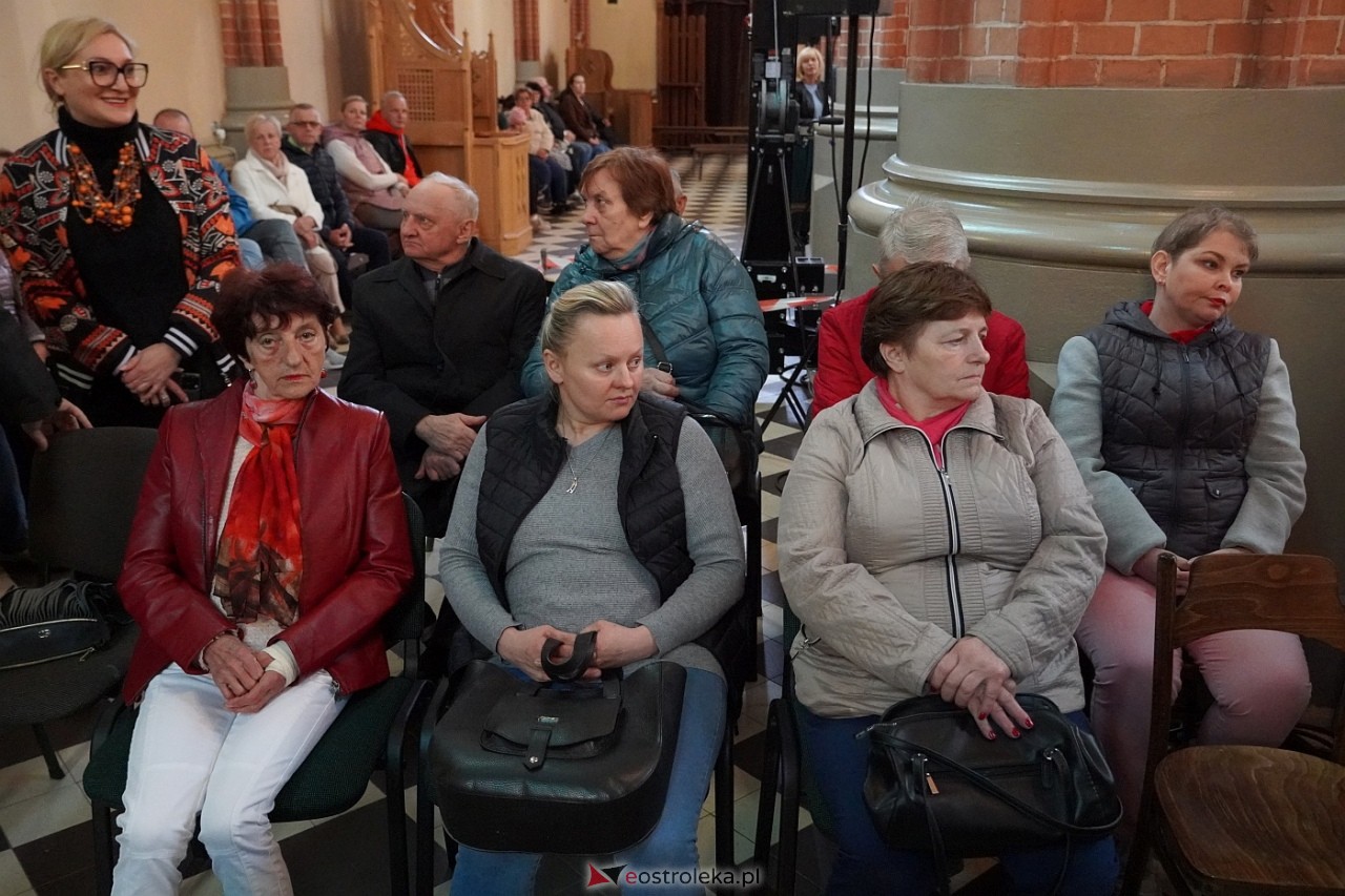 Zespół Mazowsze w Rzekuniu: Koncert pieśni sakralnych, ludowych i patriotycznych 10.05.2024] - zdjęcie #65 - eOstroleka.pl