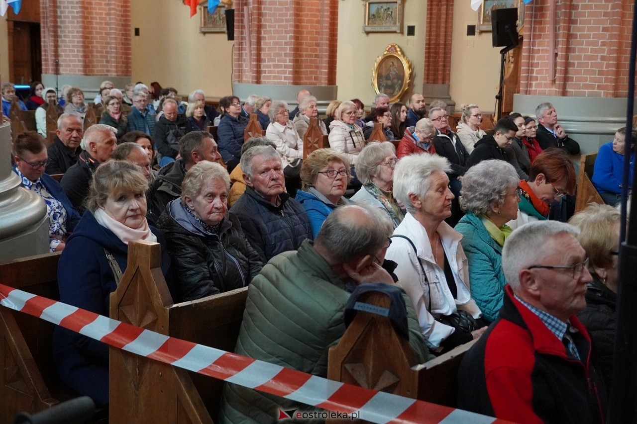 Zespół Mazowsze w Rzekuniu: Koncert pieśni sakralnych, ludowych i patriotycznych 10.05.2024] - zdjęcie #64 - eOstroleka.pl