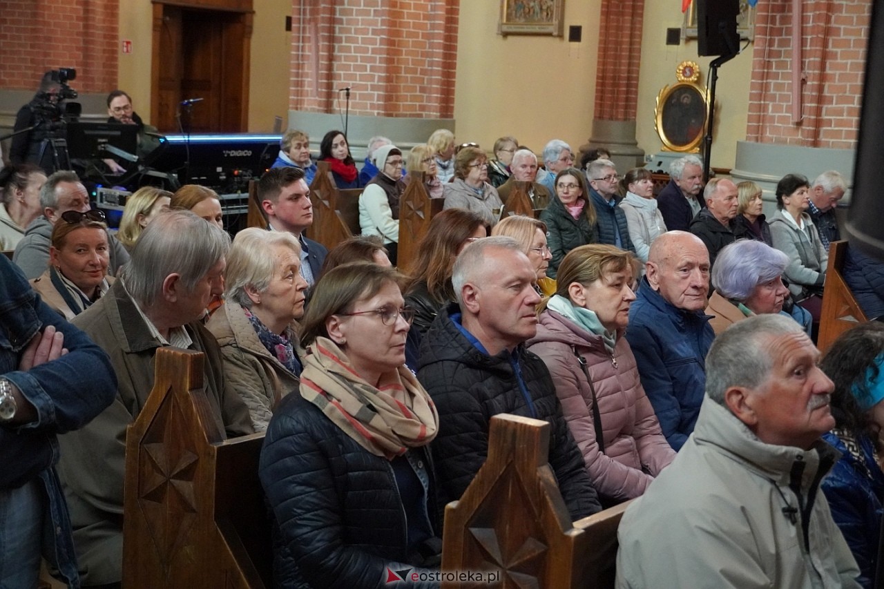 Zespół Mazowsze w Rzekuniu: Koncert pieśni sakralnych, ludowych i patriotycznych 10.05.2024] - zdjęcie #63 - eOstroleka.pl