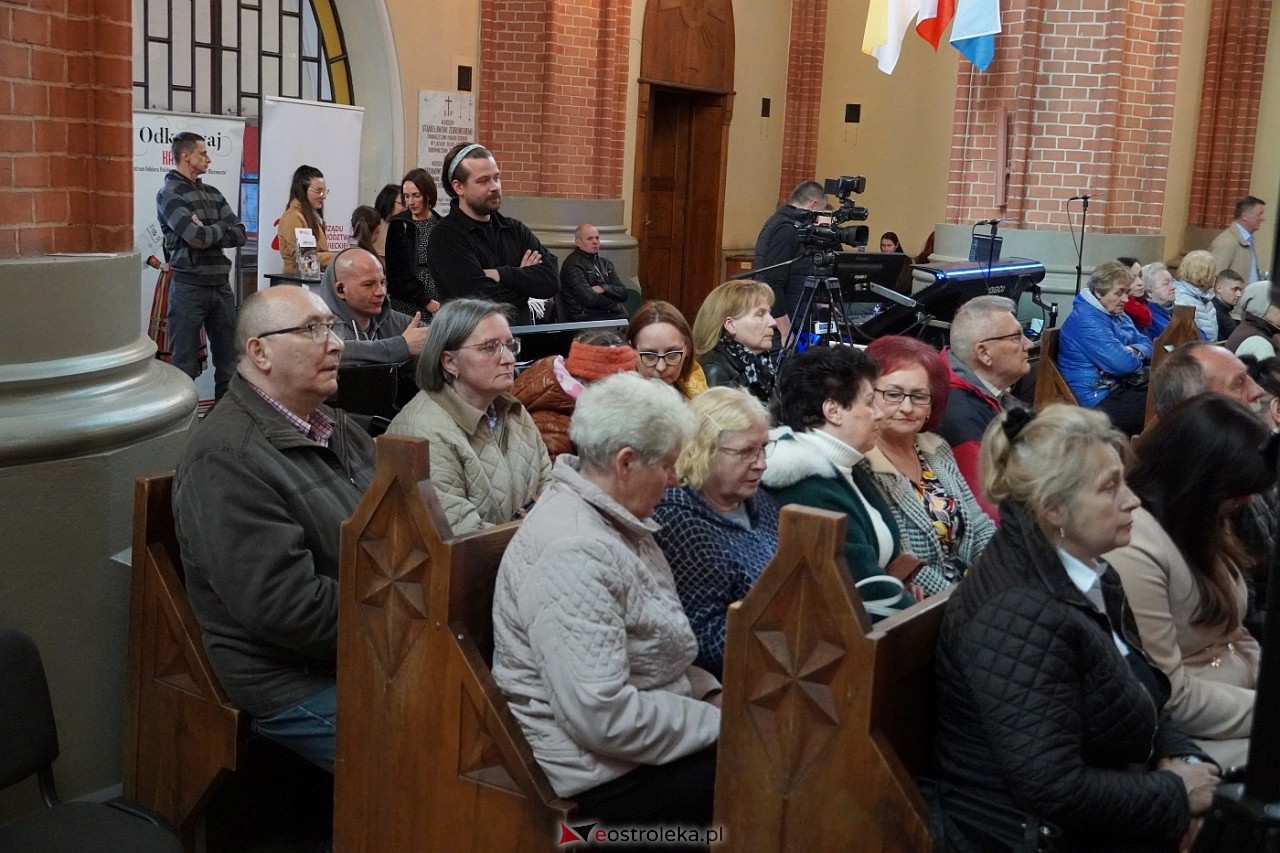 Zespół Mazowsze w Rzekuniu: Koncert pieśni sakralnych, ludowych i patriotycznych 10.05.2024] - zdjęcie #62 - eOstroleka.pl