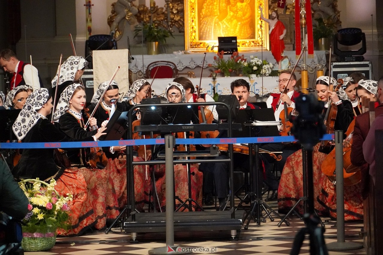 Zespół Mazowsze w Rzekuniu: Koncert pieśni sakralnych, ludowych i patriotycznych 10.05.2024] - zdjęcie #61 - eOstroleka.pl