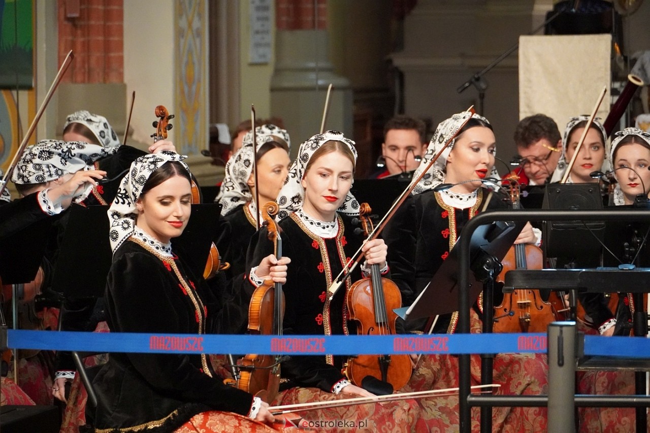 Zespół Mazowsze w Rzekuniu: Koncert pieśni sakralnych, ludowych i patriotycznych 10.05.2024] - zdjęcie #60 - eOstroleka.pl