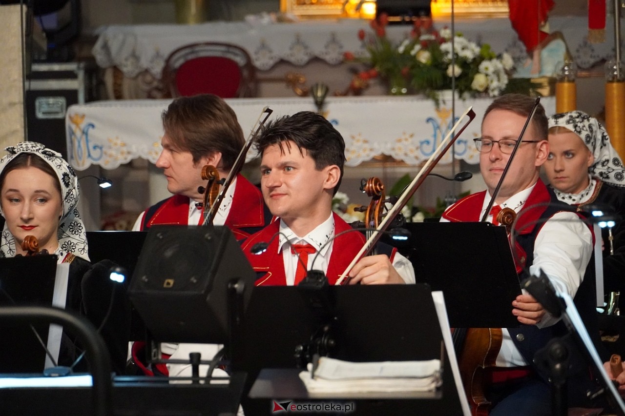 Zespół Mazowsze w Rzekuniu: Koncert pieśni sakralnych, ludowych i patriotycznych 10.05.2024] - zdjęcie #58 - eOstroleka.pl