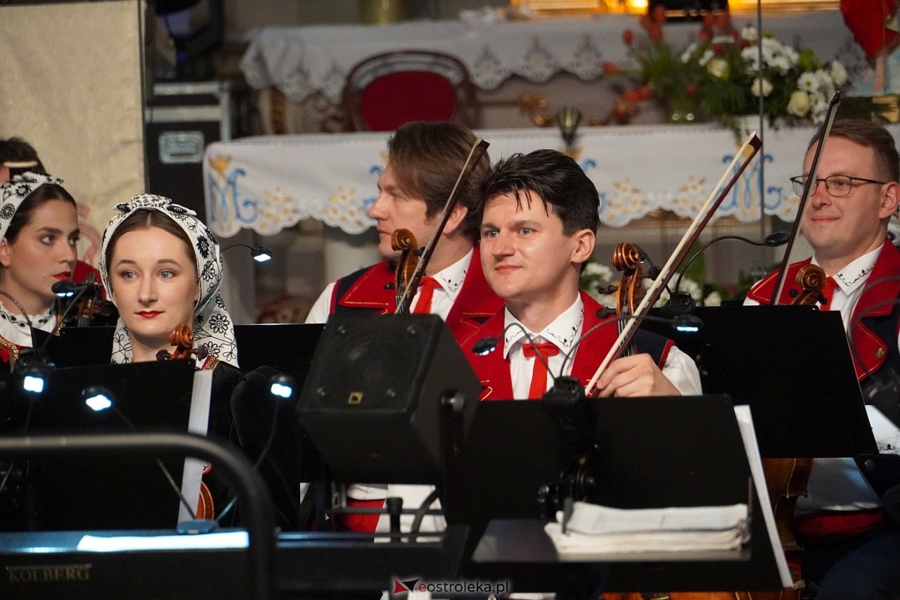 Zespół Mazowsze w Rzekuniu: Koncert pieśni sakralnych, ludowych i patriotycznych 10.05.2024] - zdjęcie #57 - eOstroleka.pl