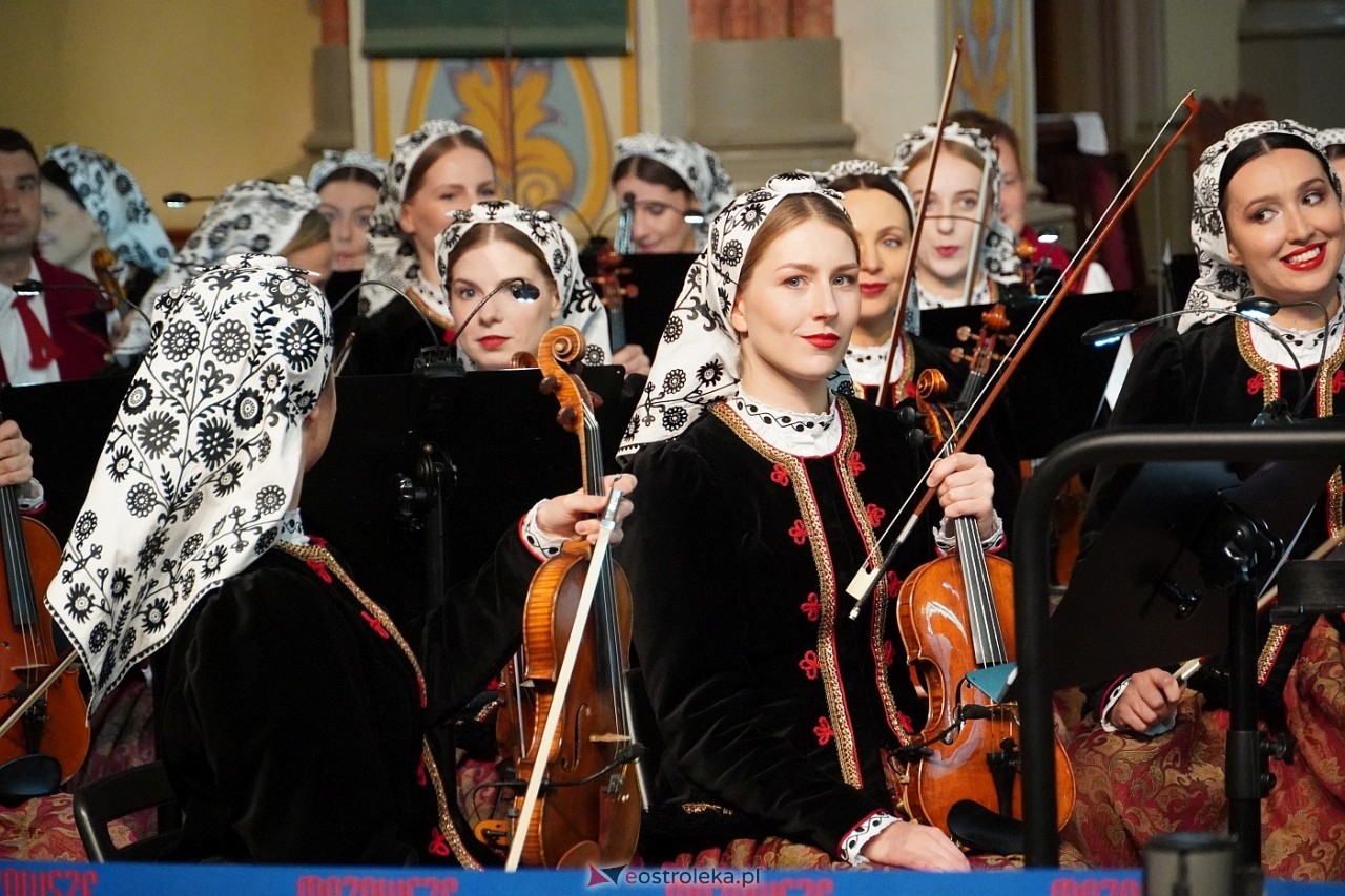 Zespół Mazowsze w Rzekuniu: Koncert pieśni sakralnych, ludowych i patriotycznych 10.05.2024] - zdjęcie #56 - eOstroleka.pl