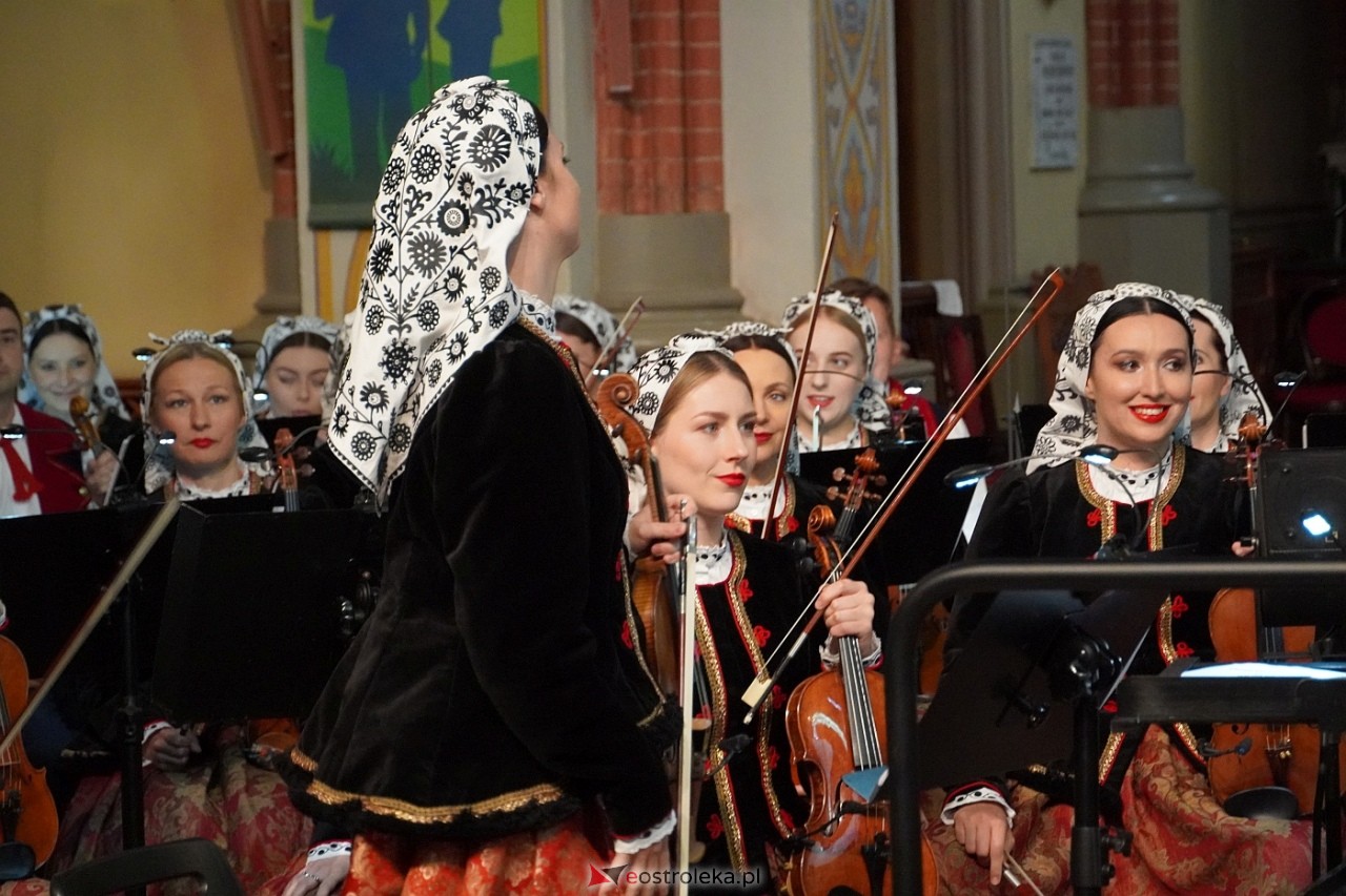 Zespół Mazowsze w Rzekuniu: Koncert pieśni sakralnych, ludowych i patriotycznych 10.05.2024] - zdjęcie #55 - eOstroleka.pl