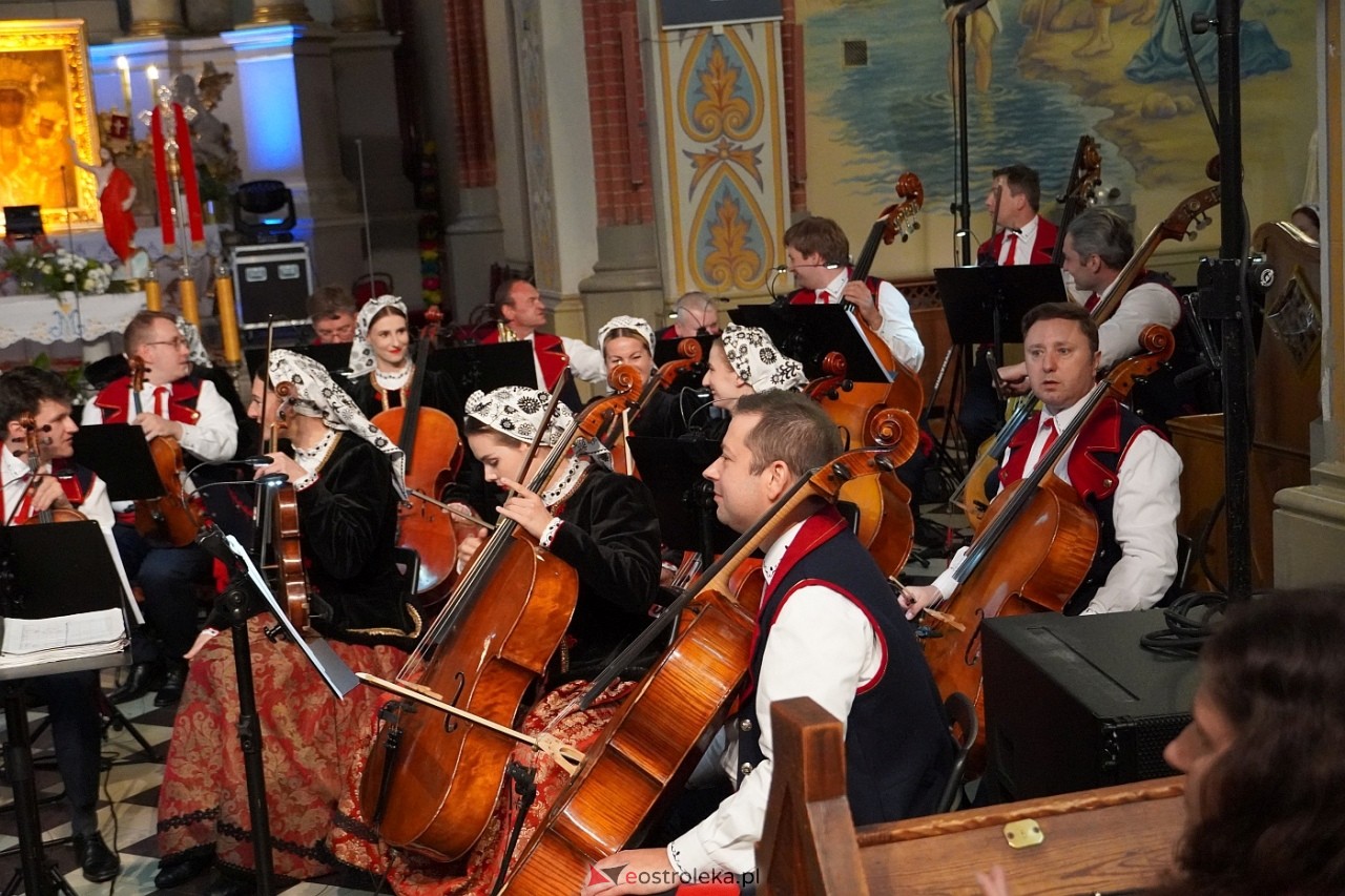 Zespół Mazowsze w Rzekuniu: Koncert pieśni sakralnych, ludowych i patriotycznych 10.05.2024] - zdjęcie #54 - eOstroleka.pl