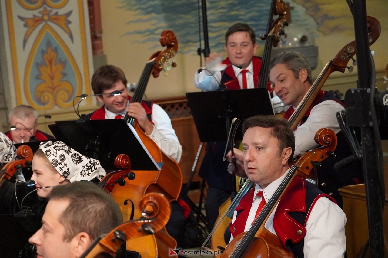 Zespół Mazowsze w Rzekuniu: Koncert pieśni sakralnych, ludowych i patriotycznych 10.05.2024] - zdjęcie #53 - eOstroleka.pl