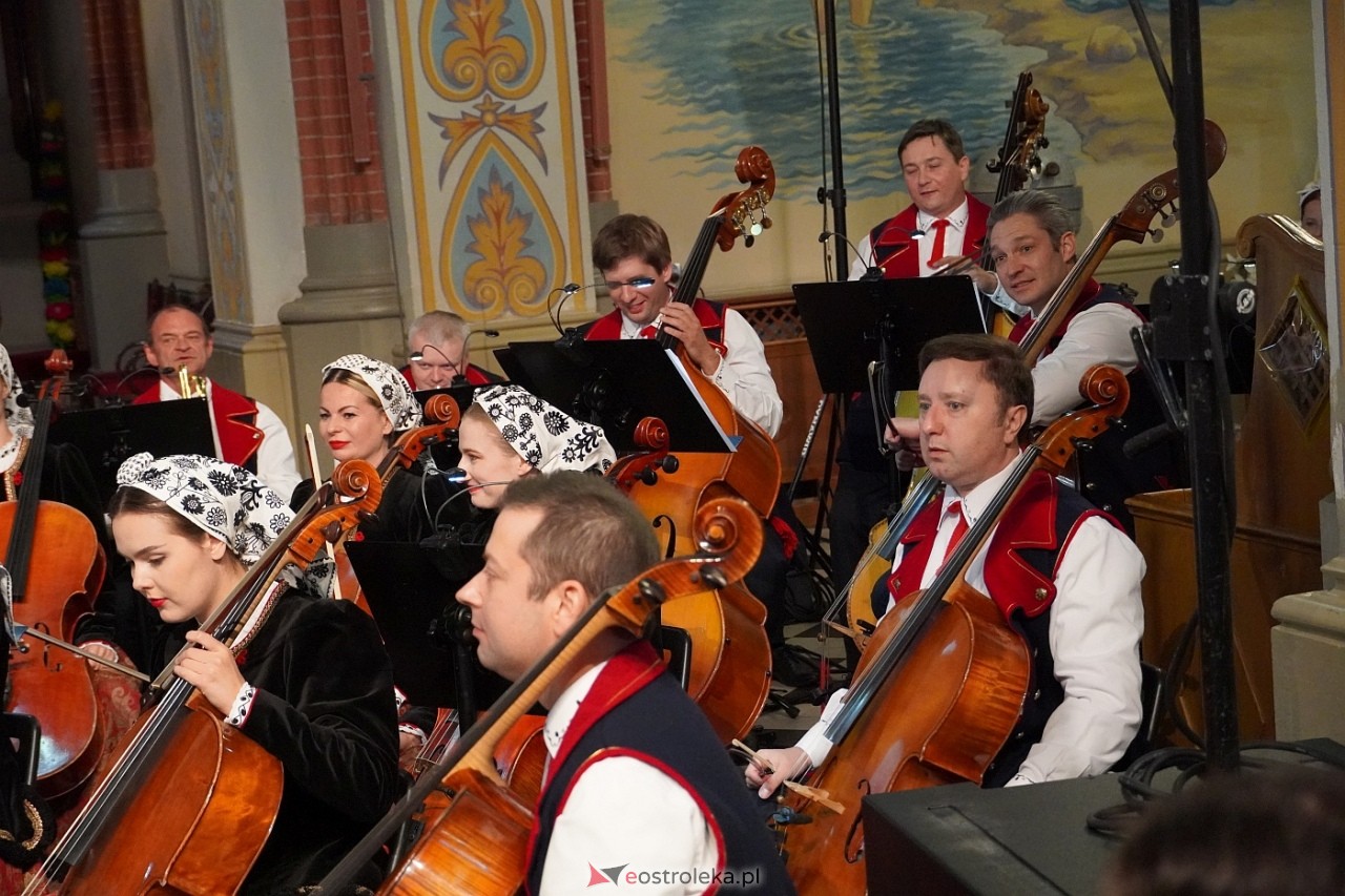 Zespół Mazowsze w Rzekuniu: Koncert pieśni sakralnych, ludowych i patriotycznych 10.05.2024] - zdjęcie #52 - eOstroleka.pl