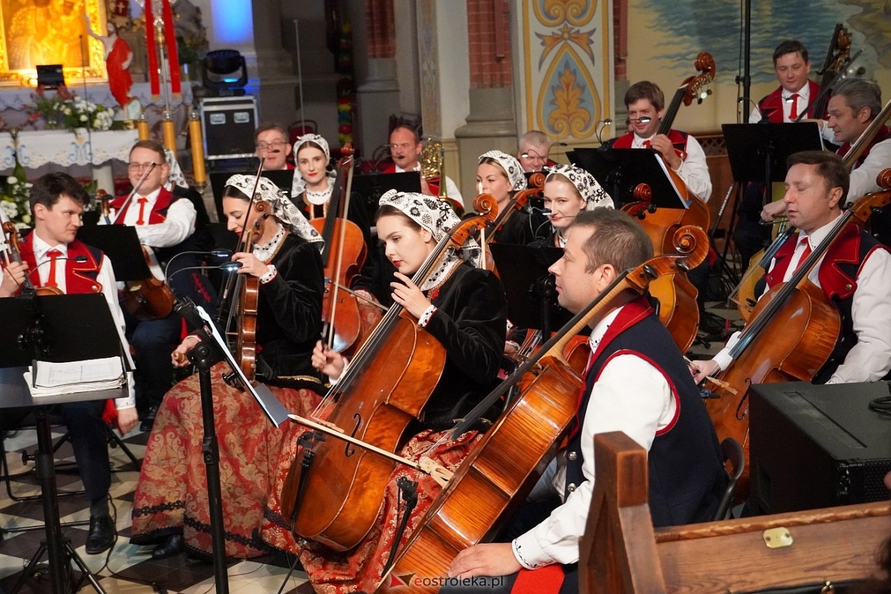 Zespół Mazowsze w Rzekuniu: Koncert pieśni sakralnych, ludowych i patriotycznych 10.05.2024] - zdjęcie #51 - eOstroleka.pl