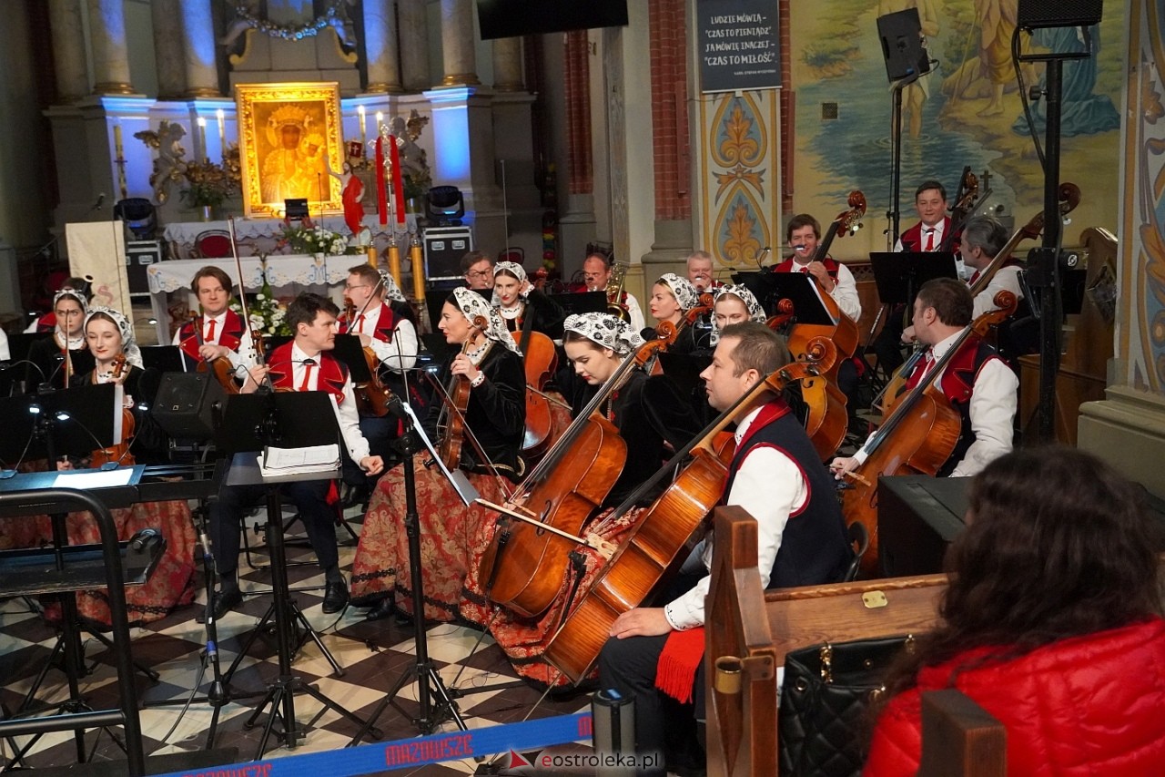 Zespół Mazowsze w Rzekuniu: Koncert pieśni sakralnych, ludowych i patriotycznych 10.05.2024] - zdjęcie #50 - eOstroleka.pl