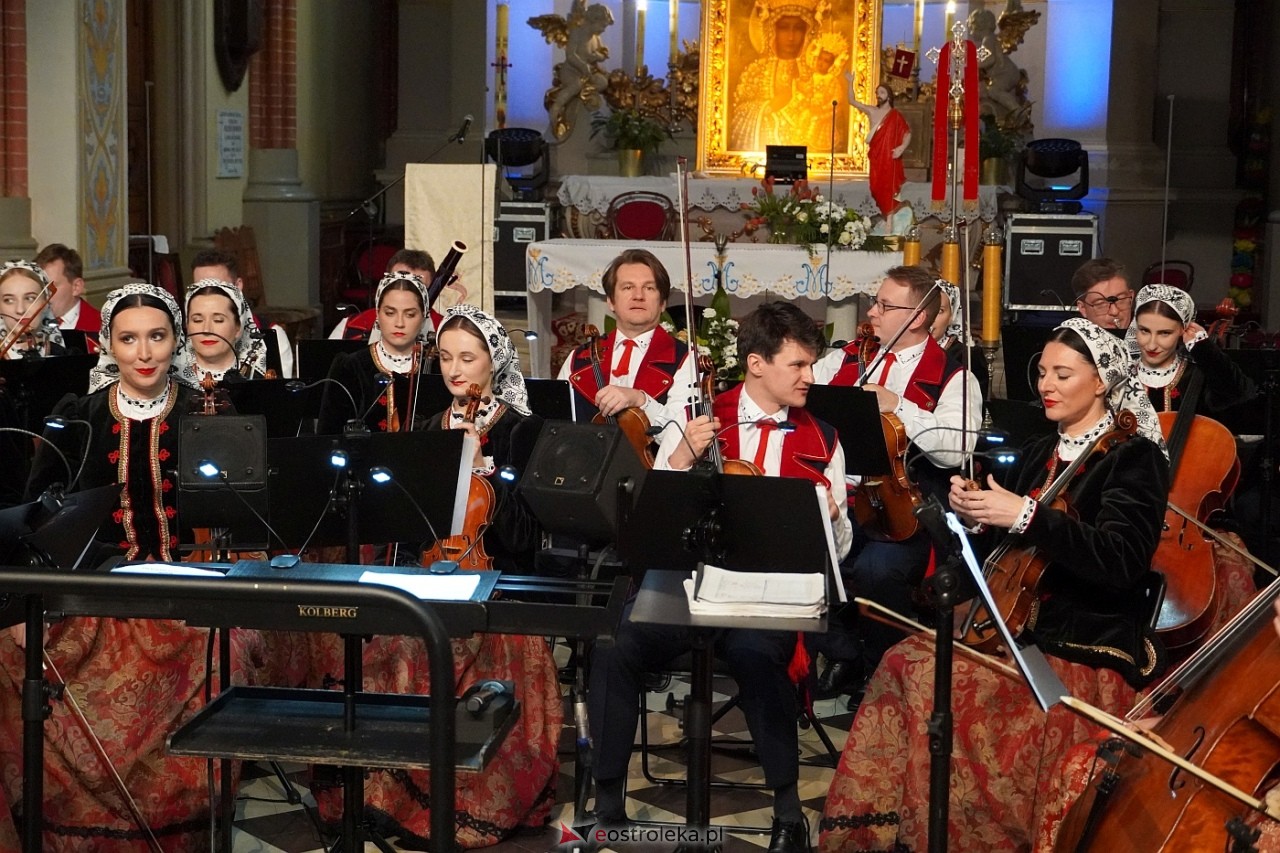 Zespół Mazowsze w Rzekuniu: Koncert pieśni sakralnych, ludowych i patriotycznych 10.05.2024] - zdjęcie #49 - eOstroleka.pl