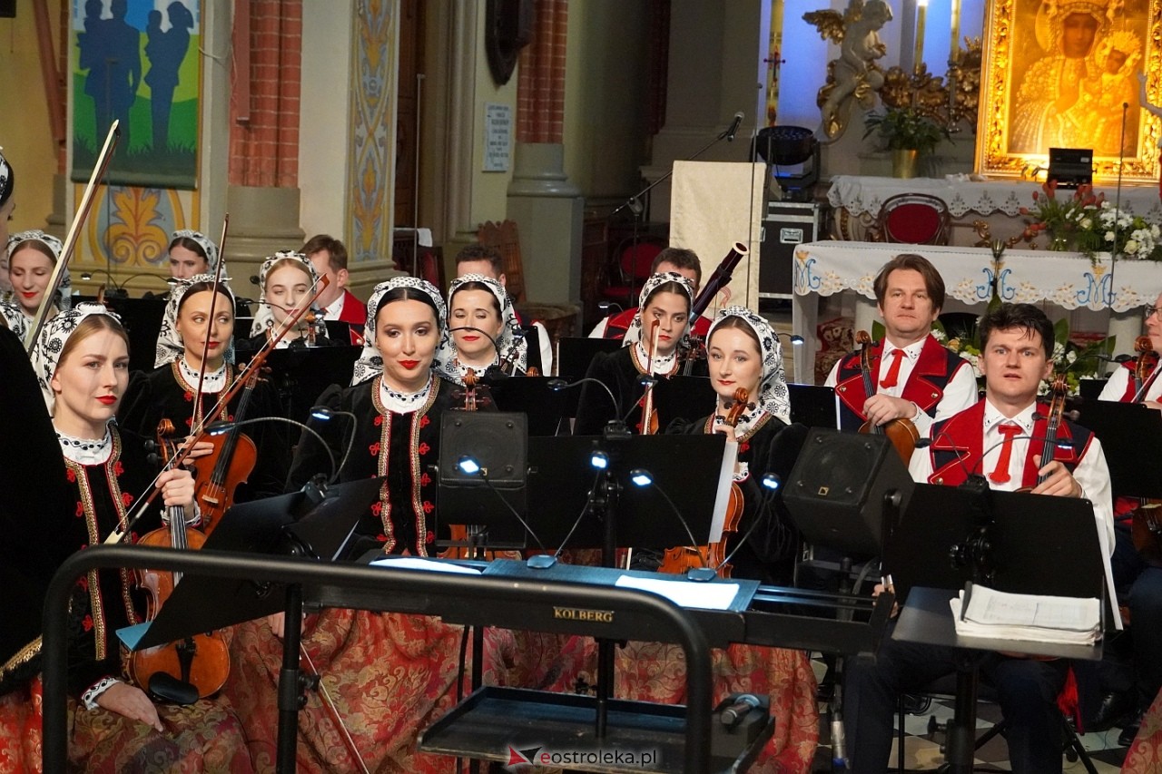 Zespół Mazowsze w Rzekuniu: Koncert pieśni sakralnych, ludowych i patriotycznych 10.05.2024] - zdjęcie #48 - eOstroleka.pl