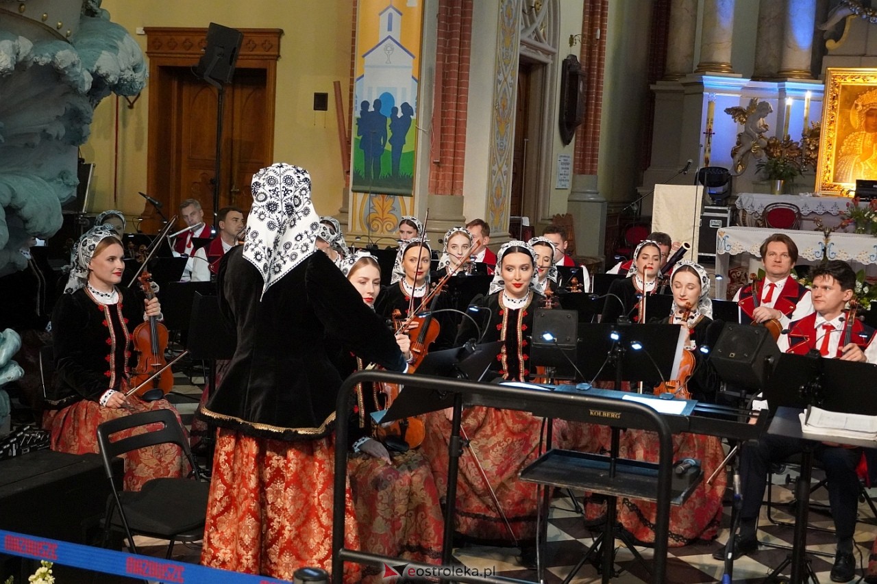 Zespół Mazowsze w Rzekuniu: Koncert pieśni sakralnych, ludowych i patriotycznych 10.05.2024] - zdjęcie #47 - eOstroleka.pl