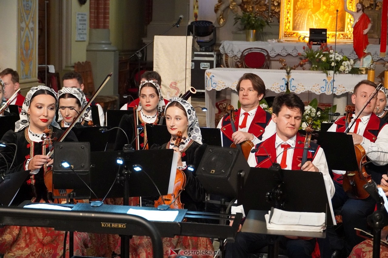 Zespół Mazowsze w Rzekuniu: Koncert pieśni sakralnych, ludowych i patriotycznych 10.05.2024] - zdjęcie #45 - eOstroleka.pl