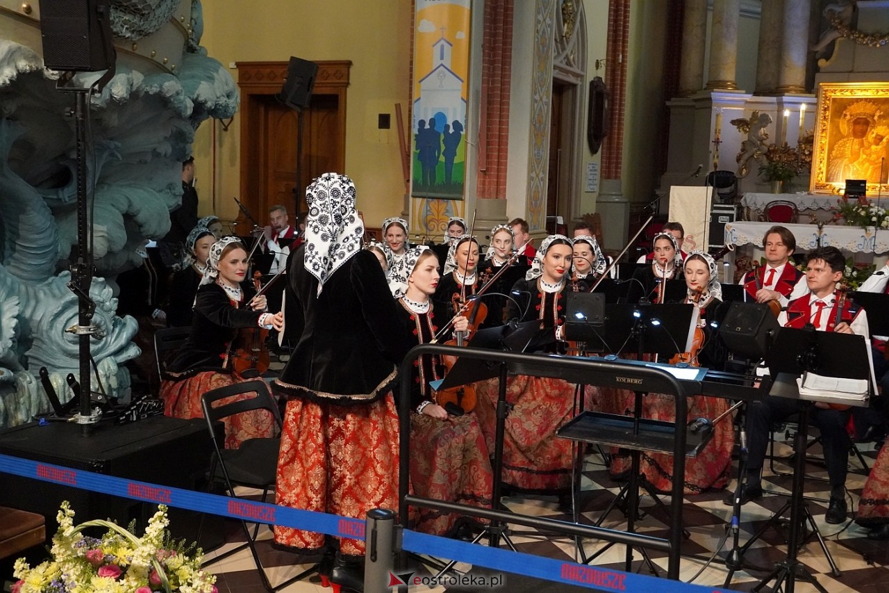 Zespół Mazowsze w Rzekuniu: Koncert pieśni sakralnych, ludowych i patriotycznych 10.05.2024] - zdjęcie #44 - eOstroleka.pl