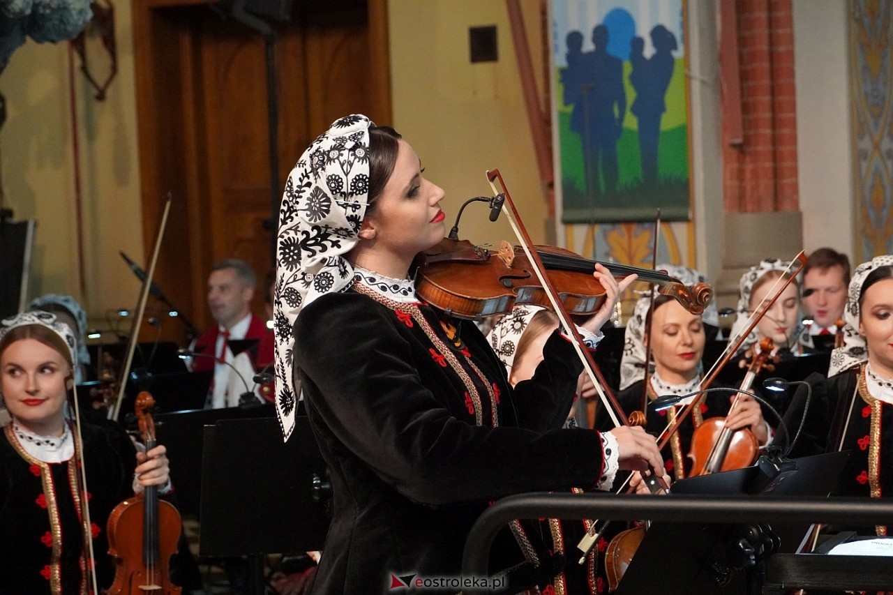 Zespół Mazowsze w Rzekuniu: Koncert pieśni sakralnych, ludowych i patriotycznych 10.05.2024] - zdjęcie #43 - eOstroleka.pl
