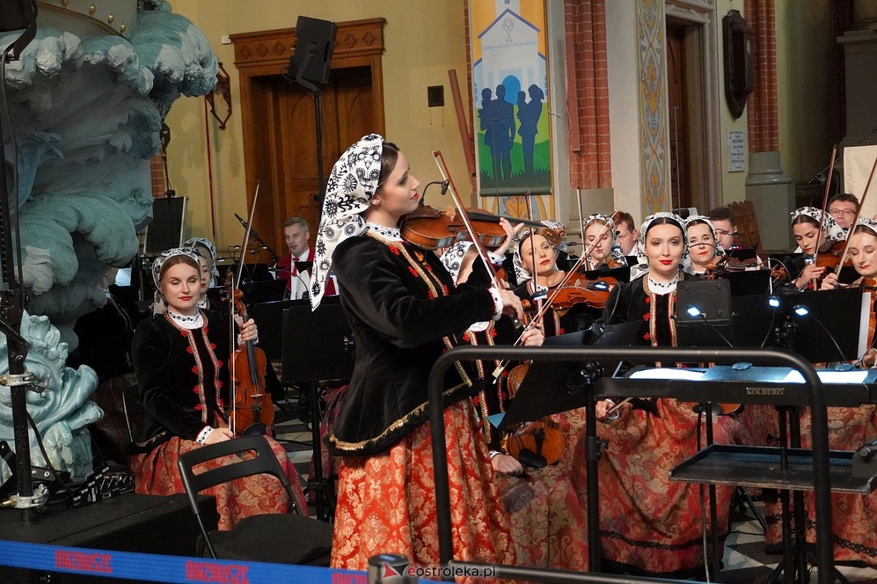 Zespół Mazowsze w Rzekuniu: Koncert pieśni sakralnych, ludowych i patriotycznych 10.05.2024] - zdjęcie #42 - eOstroleka.pl