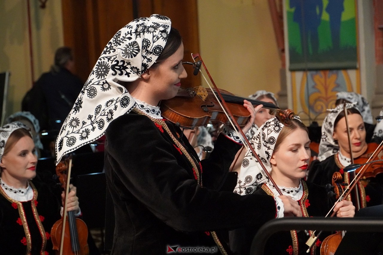 Zespół Mazowsze w Rzekuniu: Koncert pieśni sakralnych, ludowych i patriotycznych 10.05.2024] - zdjęcie #41 - eOstroleka.pl