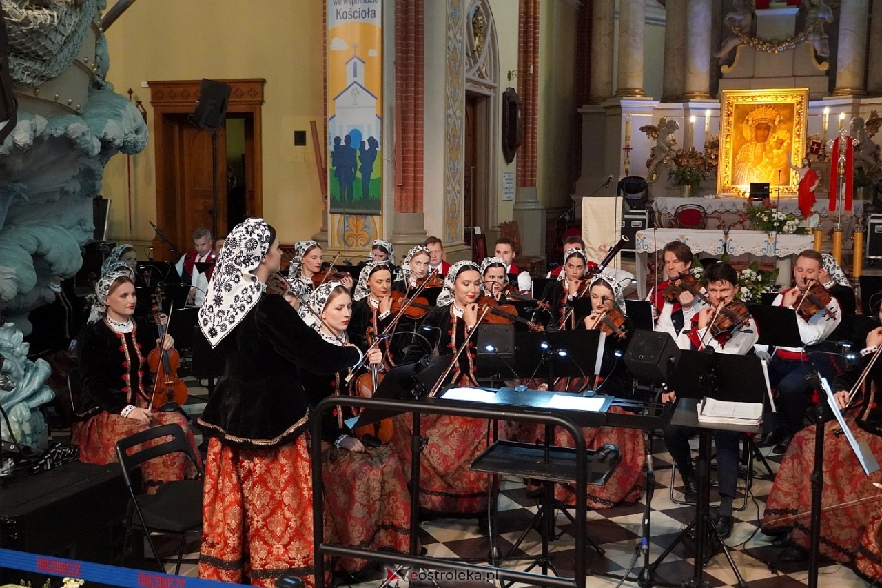 Zespół Mazowsze w Rzekuniu: Koncert pieśni sakralnych, ludowych i patriotycznych 10.05.2024] - zdjęcie #40 - eOstroleka.pl