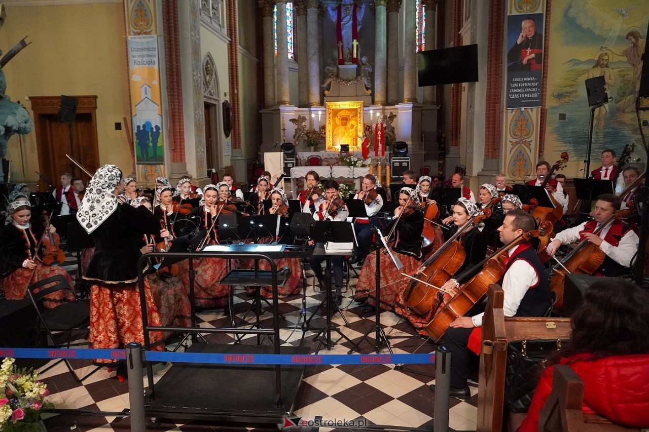 Zespół Mazowsze w Rzekuniu: Koncert pieśni sakralnych, ludowych i patriotycznych 10.05.2024] - zdjęcie #39 - eOstroleka.pl