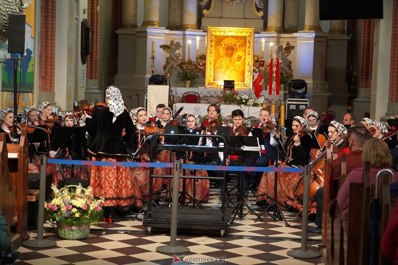 Zespół Mazowsze w Rzekuniu: Koncert pieśni sakralnych, ludowych i patriotycznych 10.05.2024] - zdjęcie #38 - eOstroleka.pl