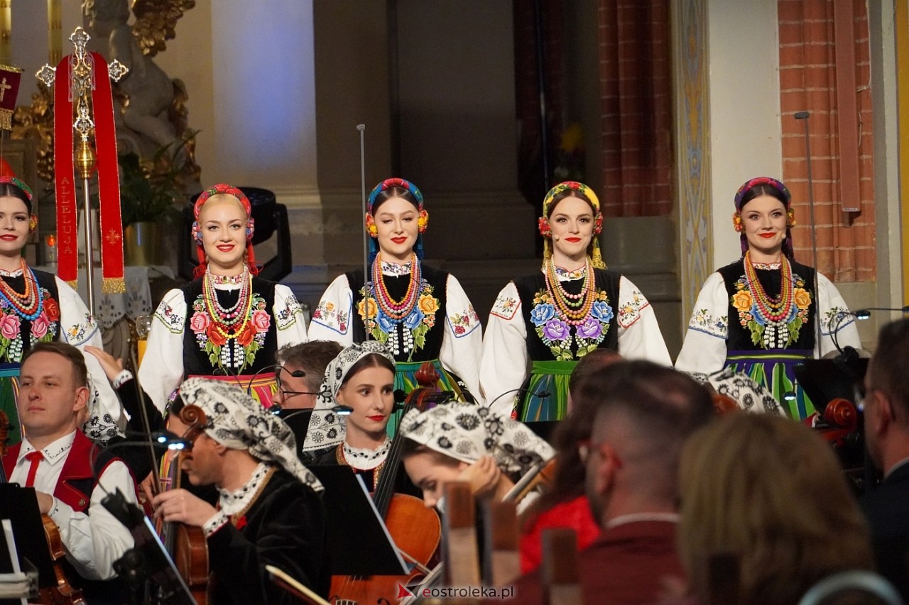 Zespół Mazowsze w Rzekuniu: Koncert pieśni sakralnych, ludowych i patriotycznych 10.05.2024] - zdjęcie #37 - eOstroleka.pl