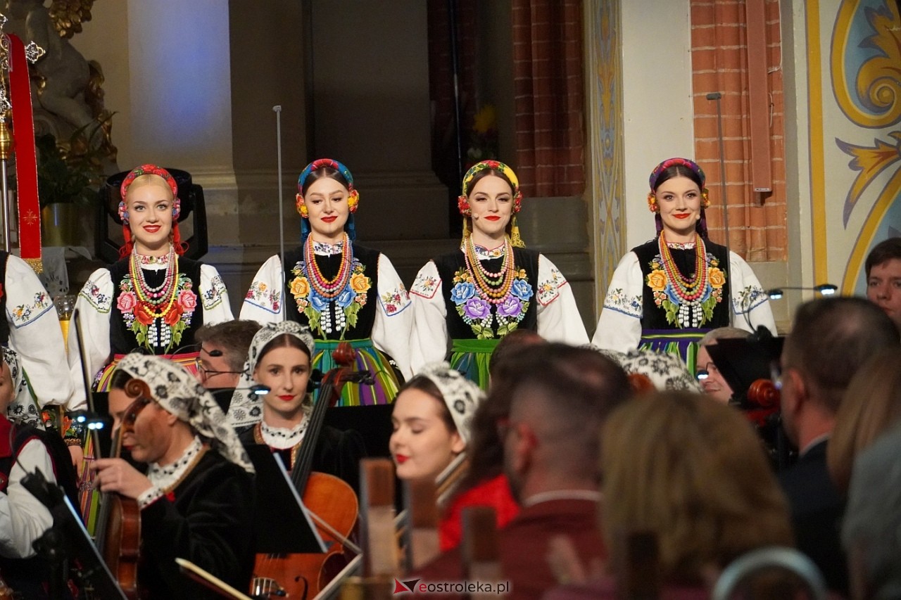 Zespół Mazowsze w Rzekuniu: Koncert pieśni sakralnych, ludowych i patriotycznych 10.05.2024] - zdjęcie #36 - eOstroleka.pl