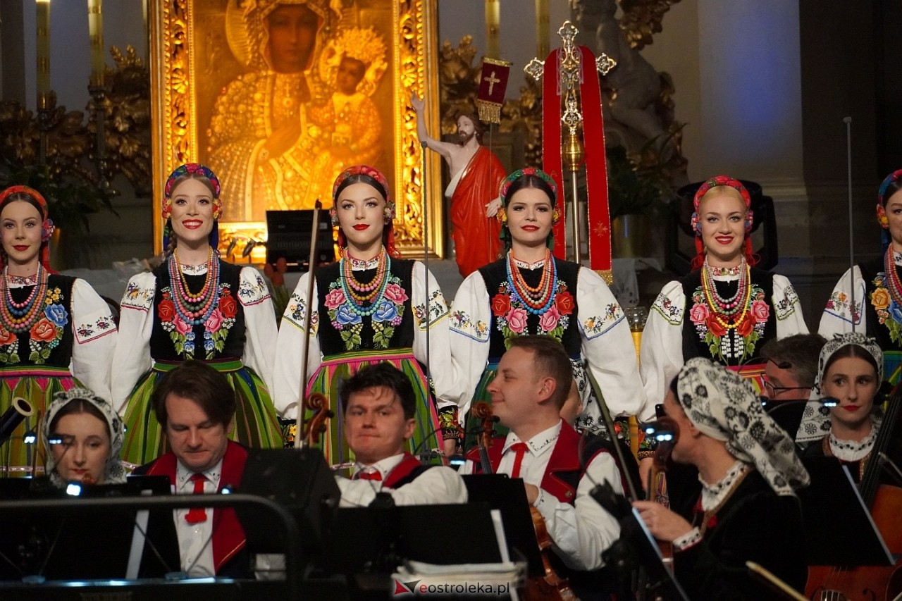 Zespół Mazowsze w Rzekuniu: Koncert pieśni sakralnych, ludowych i patriotycznych 10.05.2024] - zdjęcie #35 - eOstroleka.pl