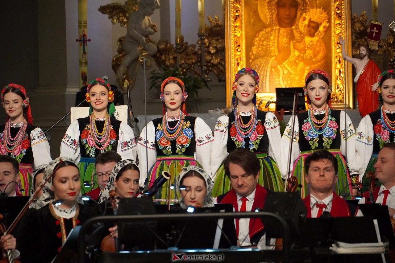 Zespół Mazowsze w Rzekuniu: Koncert pieśni sakralnych, ludowych i patriotycznych 10.05.2024] - zdjęcie #34 - eOstroleka.pl