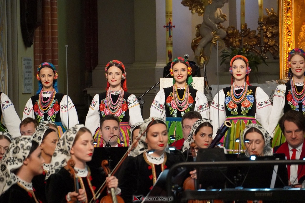 Zespół Mazowsze w Rzekuniu: Koncert pieśni sakralnych, ludowych i patriotycznych 10.05.2024] - zdjęcie #33 - eOstroleka.pl