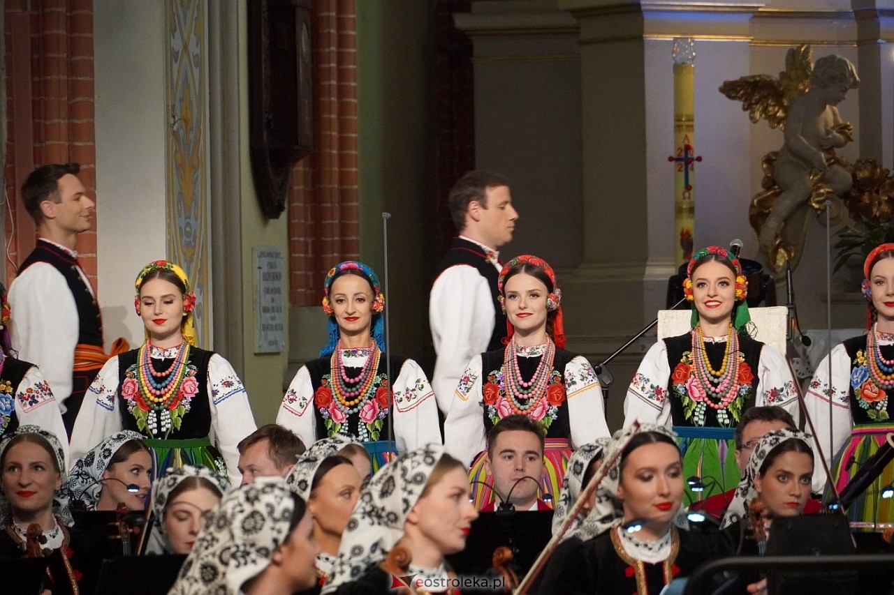 Zespół Mazowsze w Rzekuniu: Koncert pieśni sakralnych, ludowych i patriotycznych 10.05.2024] - zdjęcie #32 - eOstroleka.pl