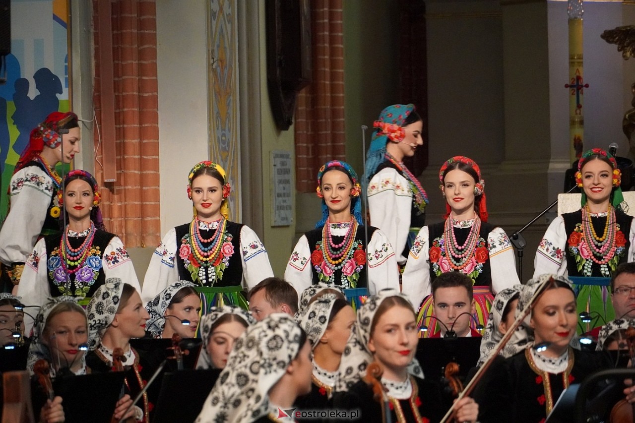 Zespół Mazowsze w Rzekuniu: Koncert pieśni sakralnych, ludowych i patriotycznych 10.05.2024] - zdjęcie #31 - eOstroleka.pl