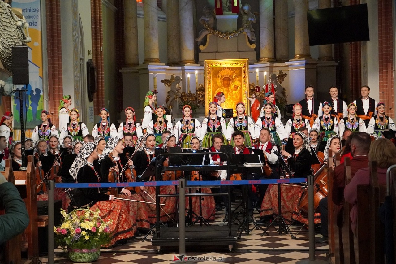 Zespół Mazowsze w Rzekuniu: Koncert pieśni sakralnych, ludowych i patriotycznych 10.05.2024] - zdjęcie #30 - eOstroleka.pl