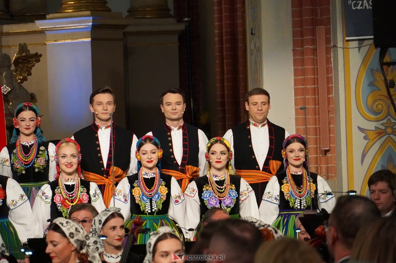 Zespół Mazowsze w Rzekuniu: Koncert pieśni sakralnych, ludowych i patriotycznych 10.05.2024] - zdjęcie #29 - eOstroleka.pl