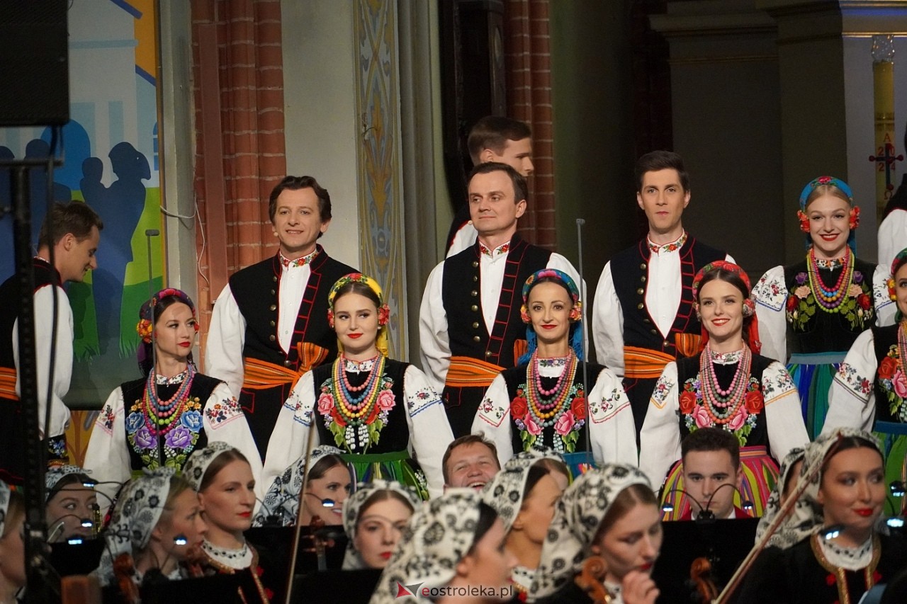 Zespół Mazowsze w Rzekuniu: Koncert pieśni sakralnych, ludowych i patriotycznych 10.05.2024] - zdjęcie #28 - eOstroleka.pl