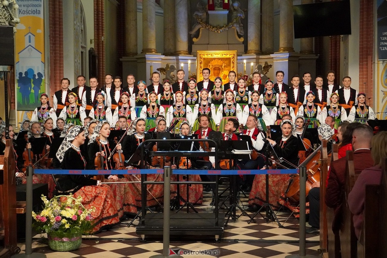 Zespół Mazowsze w Rzekuniu: Koncert pieśni sakralnych, ludowych i patriotycznych 10.05.2024] - zdjęcie #26 - eOstroleka.pl