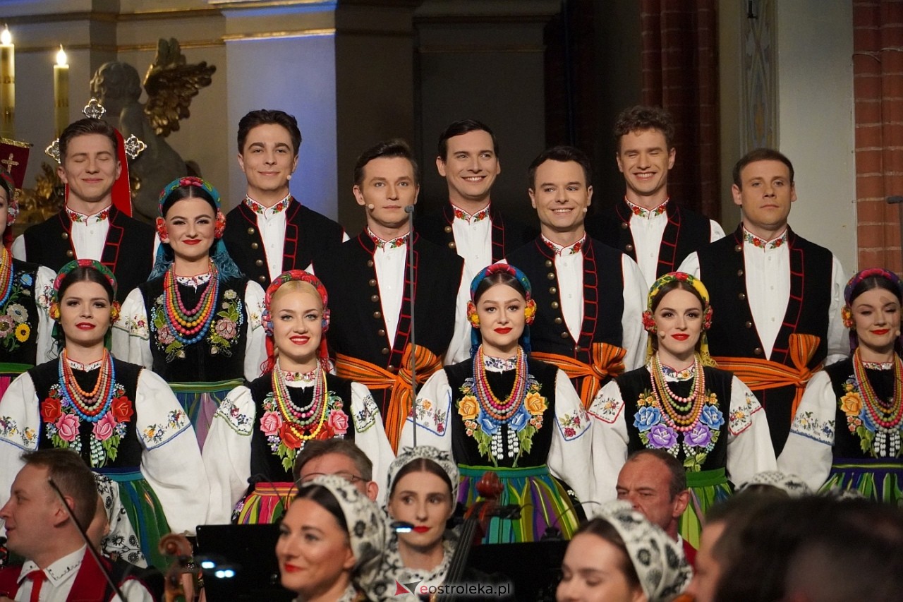 Zespół Mazowsze w Rzekuniu: Koncert pieśni sakralnych, ludowych i patriotycznych 10.05.2024] - zdjęcie #25 - eOstroleka.pl