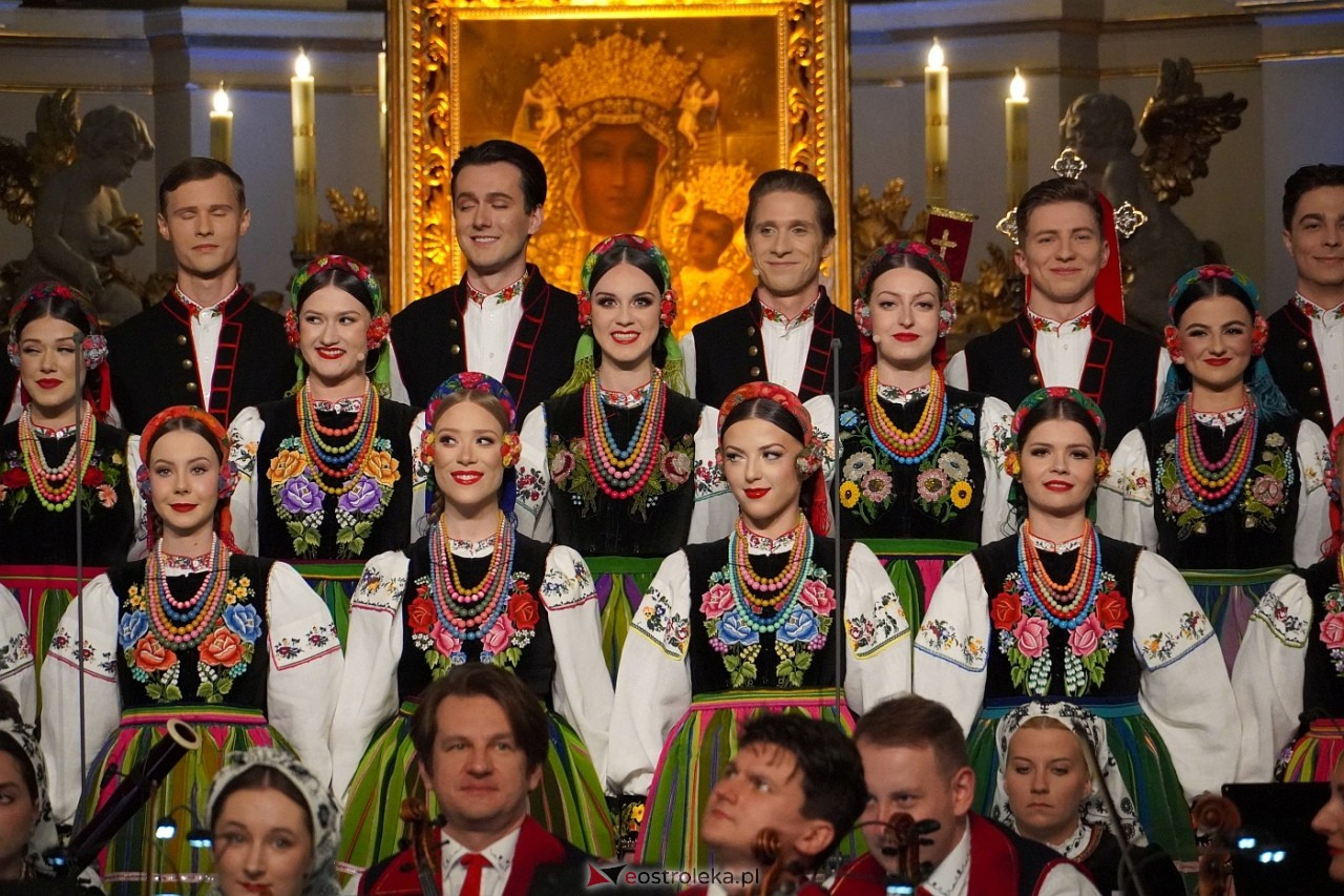 Zespół Mazowsze w Rzekuniu: Koncert pieśni sakralnych, ludowych i patriotycznych 10.05.2024] - zdjęcie #24 - eOstroleka.pl