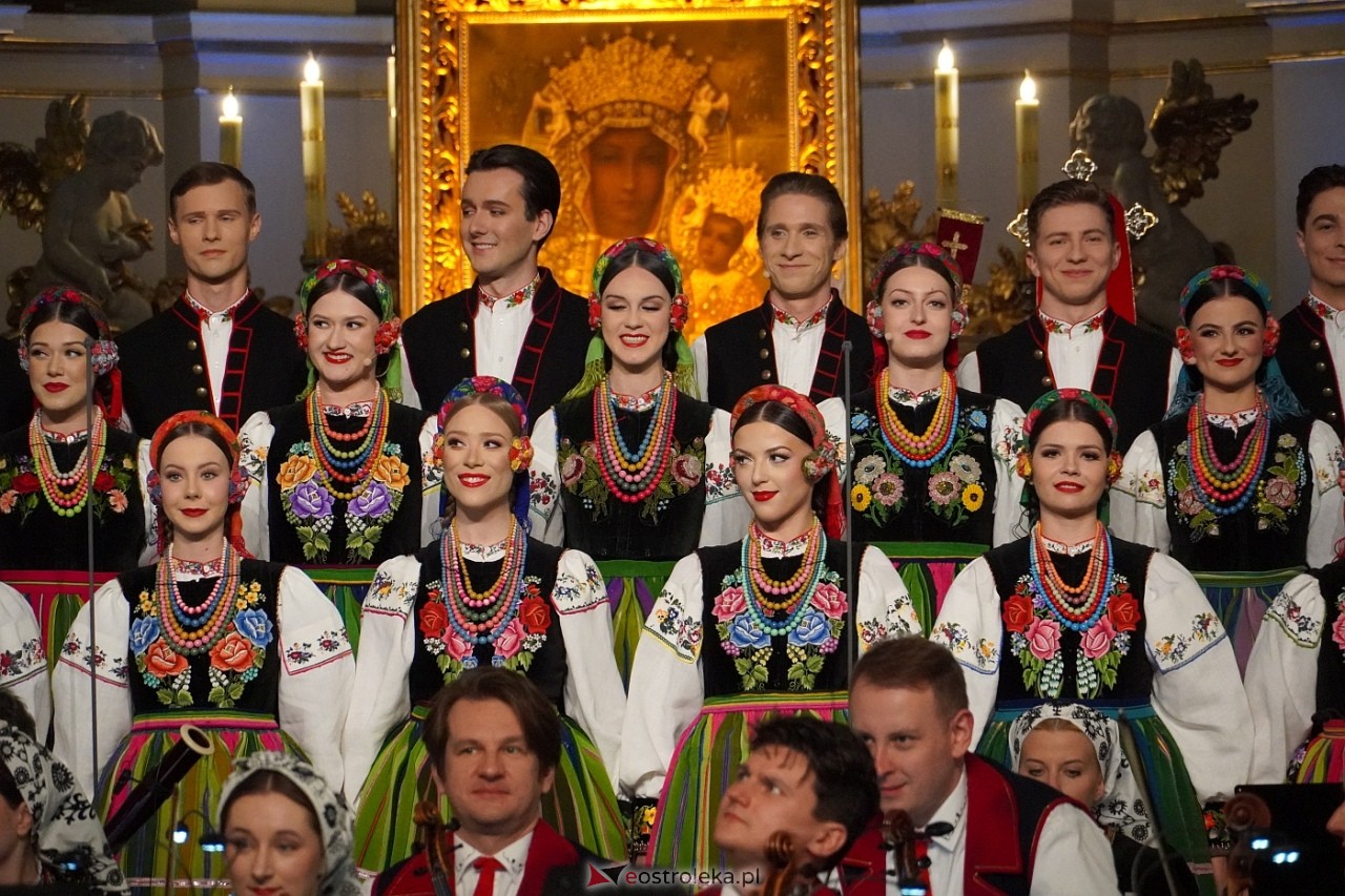 Zespół Mazowsze w Rzekuniu: Koncert pieśni sakralnych, ludowych i patriotycznych 10.05.2024] - zdjęcie #23 - eOstroleka.pl