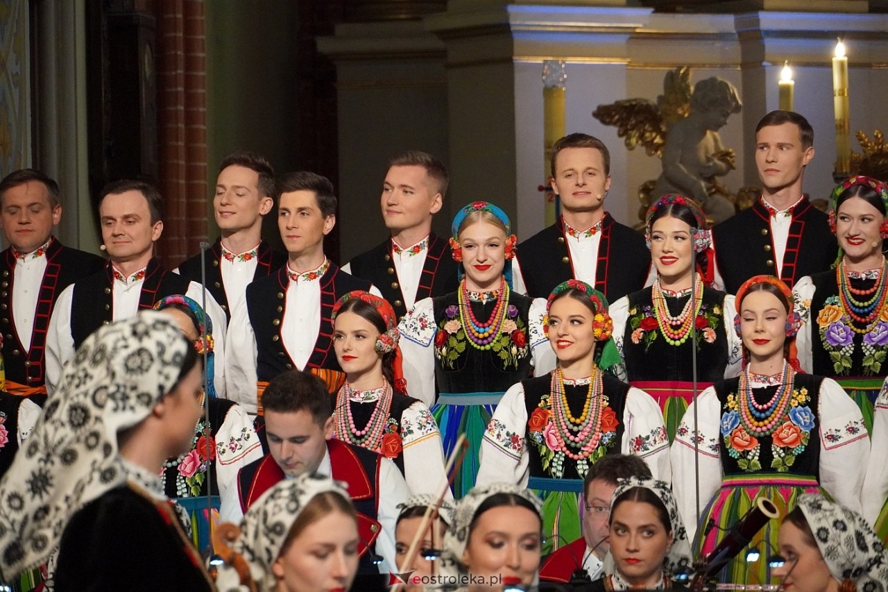 Zespół Mazowsze w Rzekuniu: Koncert pieśni sakralnych, ludowych i patriotycznych 10.05.2024] - zdjęcie #22 - eOstroleka.pl