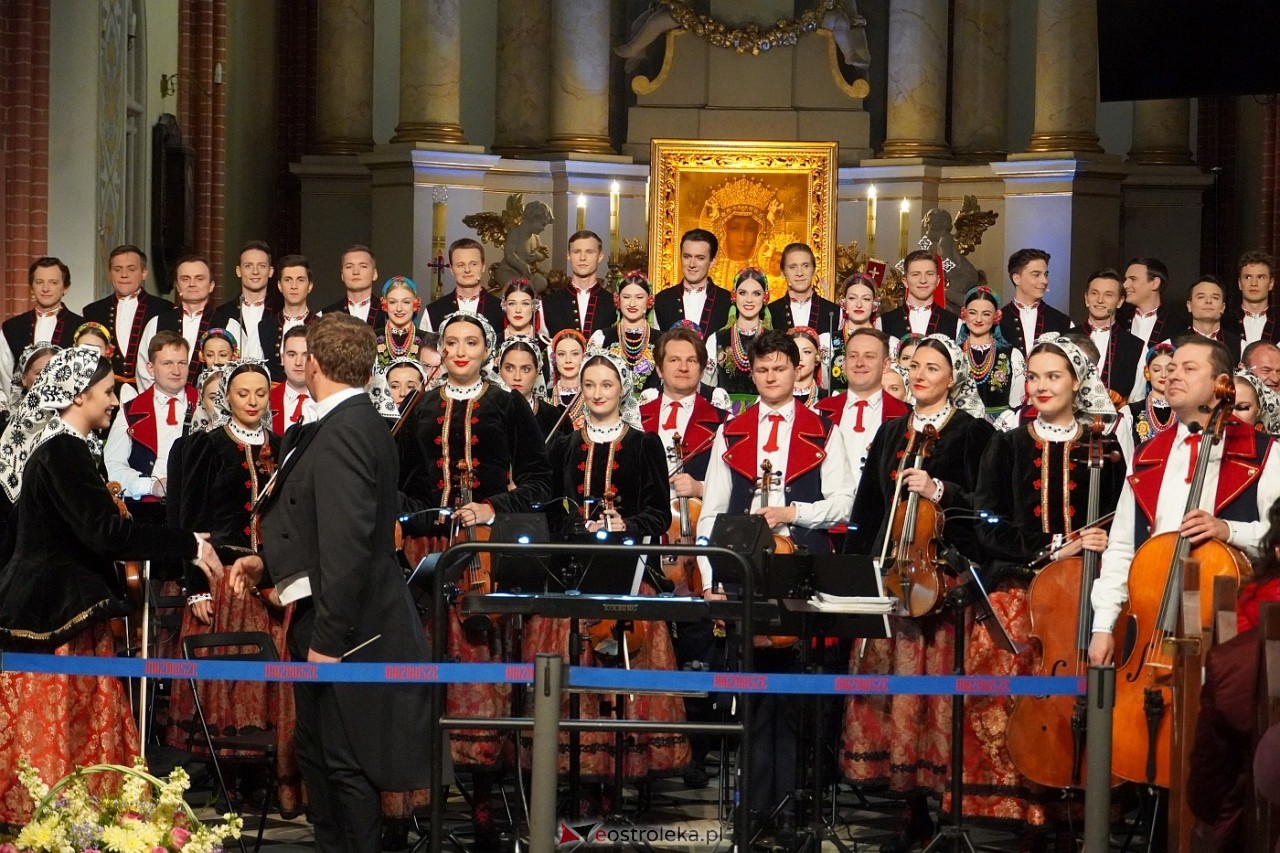 Zespół Mazowsze w Rzekuniu: Koncert pieśni sakralnych, ludowych i patriotycznych 10.05.2024] - zdjęcie #21 - eOstroleka.pl