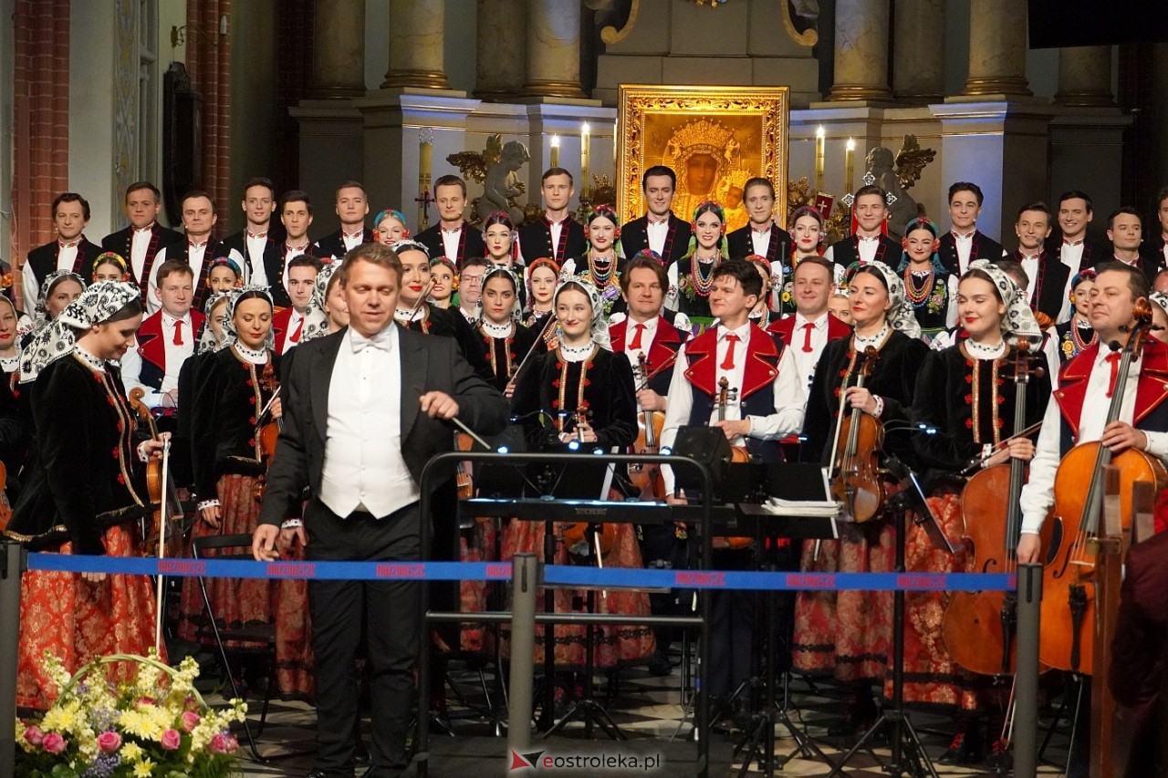 Zespół Mazowsze w Rzekuniu: Koncert pieśni sakralnych, ludowych i patriotycznych 10.05.2024] - zdjęcie #20 - eOstroleka.pl