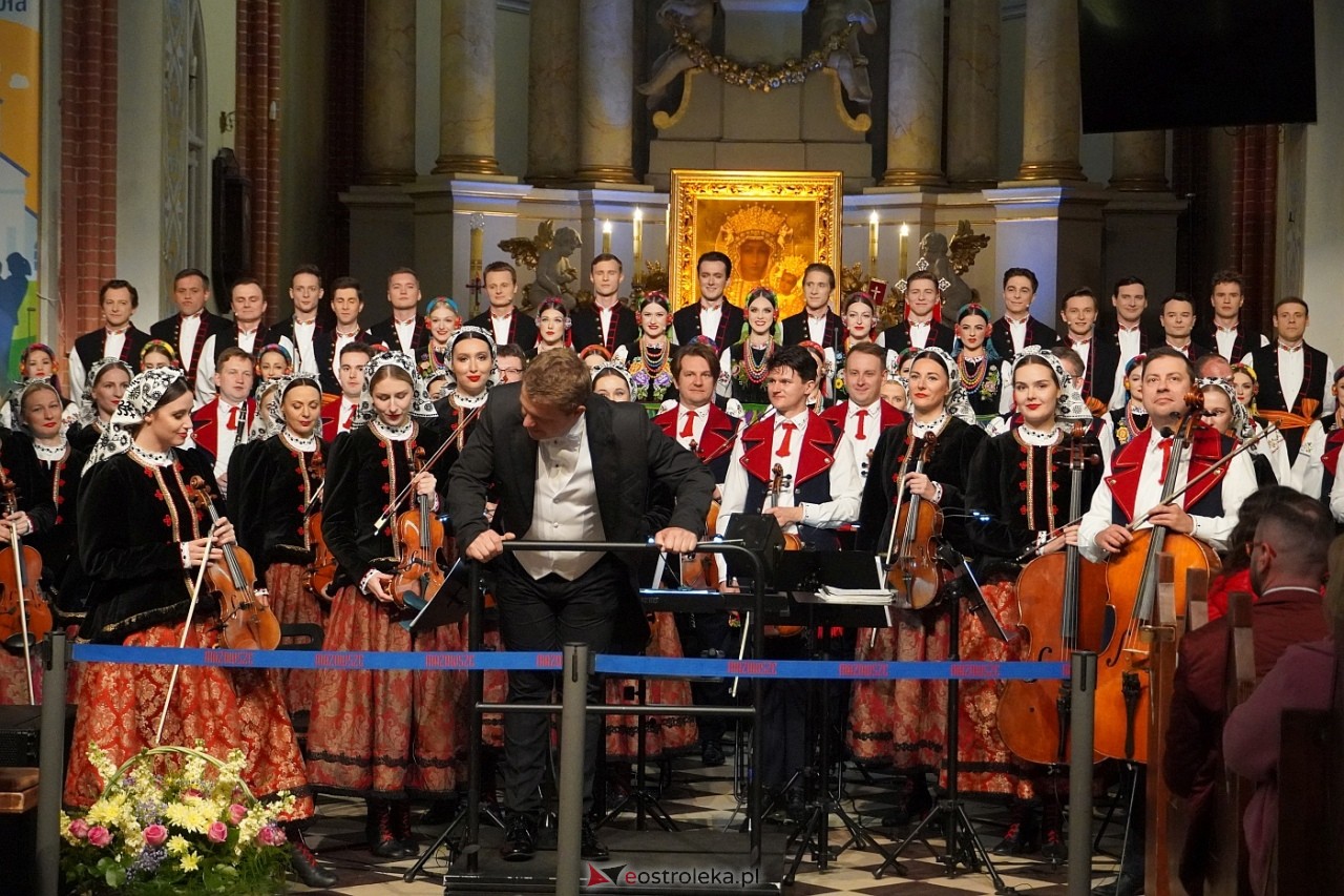 Zespół Mazowsze w Rzekuniu: Koncert pieśni sakralnych, ludowych i patriotycznych 10.05.2024] - zdjęcie #19 - eOstroleka.pl