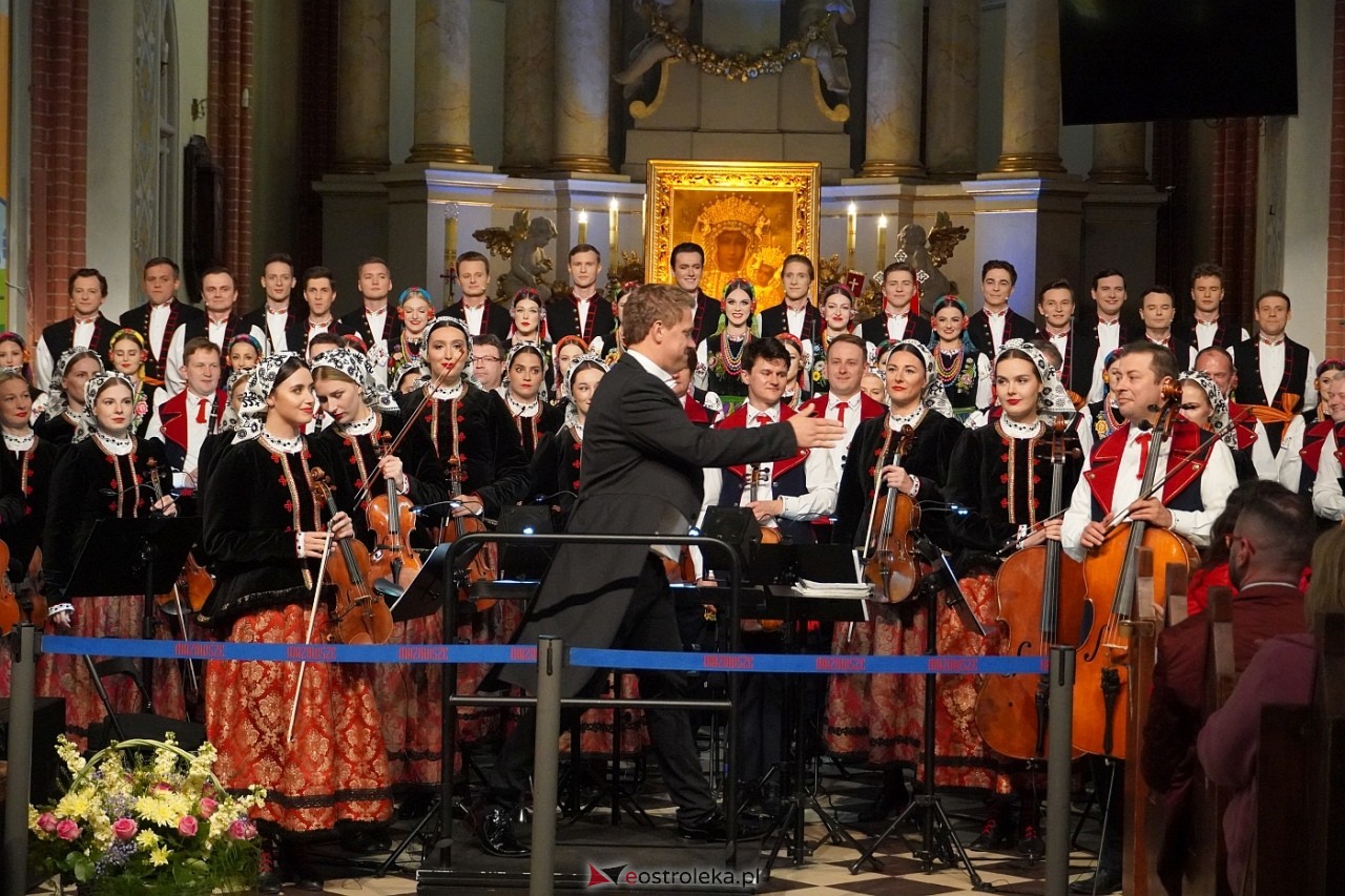 Zespół Mazowsze w Rzekuniu: Koncert pieśni sakralnych, ludowych i patriotycznych 10.05.2024] - zdjęcie #18 - eOstroleka.pl