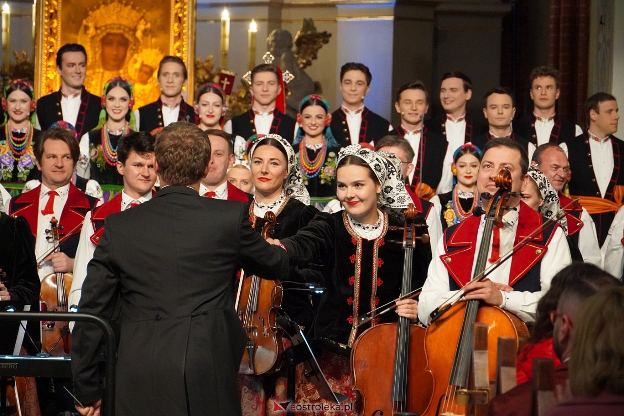 Zespół Mazowsze w Rzekuniu: Koncert pieśni sakralnych, ludowych i patriotycznych 10.05.2024] - zdjęcie #17 - eOstroleka.pl