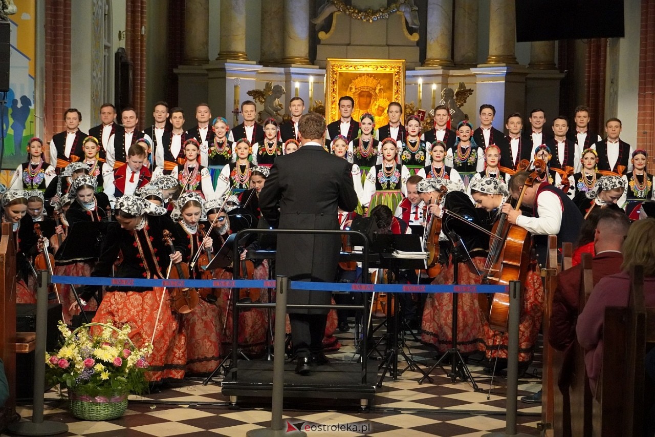 Zespół Mazowsze w Rzekuniu: Koncert pieśni sakralnych, ludowych i patriotycznych 10.05.2024] - zdjęcie #16 - eOstroleka.pl